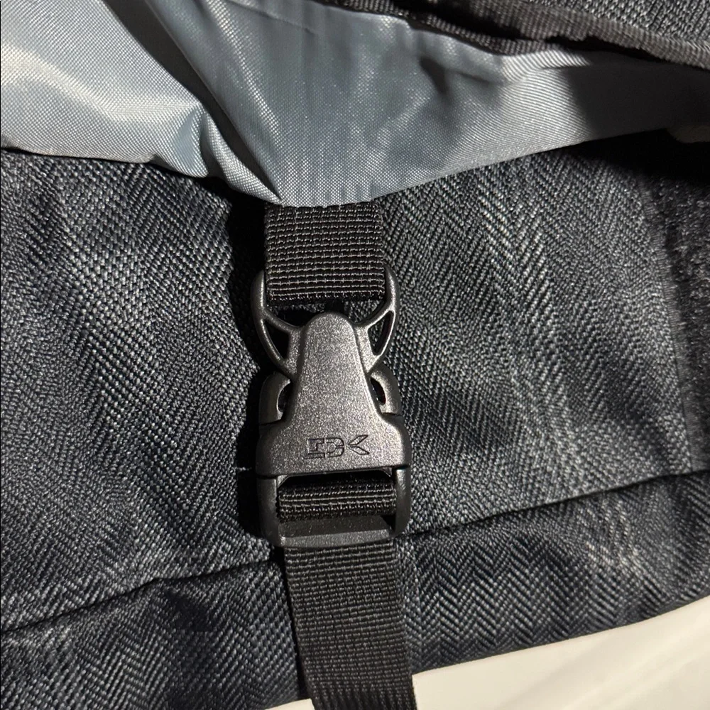 Dakine Messenger Bag crossbody laptop bag